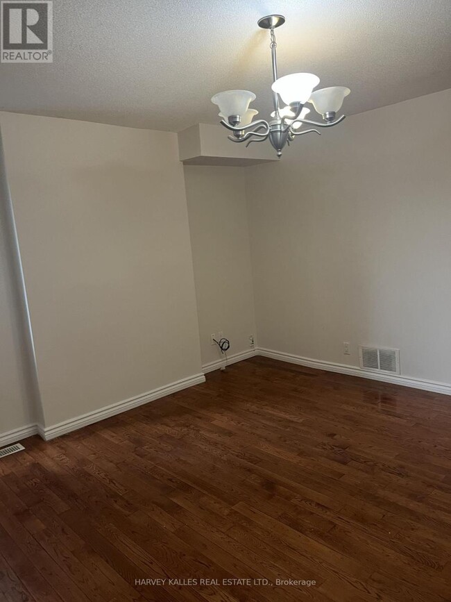 Building Photo - 916 Bloor St W