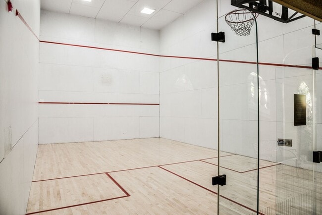 Building Photo - Fully furnished (Short Term Available) / Guard Gated / Walking Distance to LV Strip