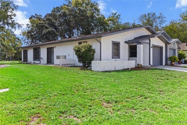 Building Photo - 83 Golfview Dr
