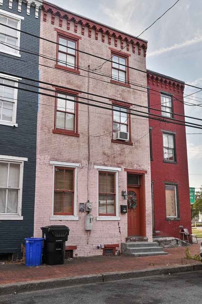 Building Photo - Beautiful 3 Bedroom on Vine St