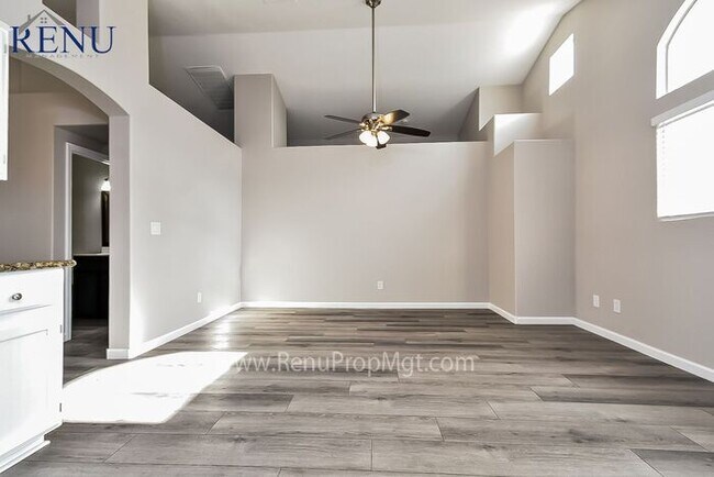 Foto del edificio - Available Now!