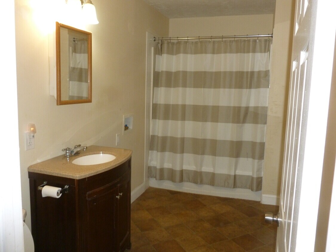 Building Photo - 211 Millbury St