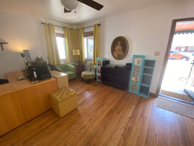 Building Photo - Awesome 2 bedroom Bungalow in Cory-Merill Neighborhood