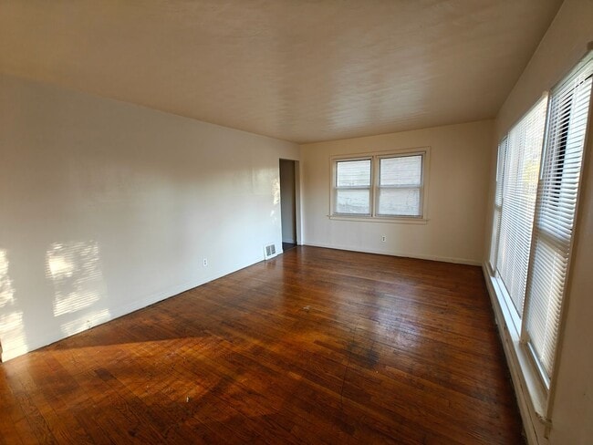 Building Photo - 2 Bedroom