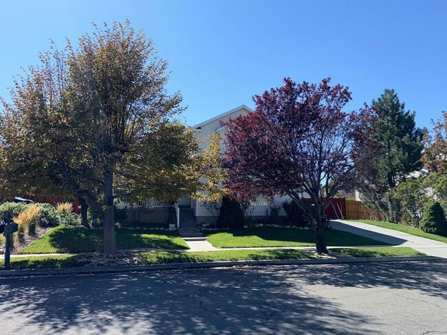 Building Photo - Spacious Tri-Level Home for Rent in Tooele...