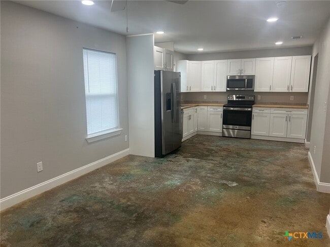Building Photo - 661 W Austin St