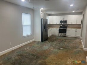 Building Photo - 661 W Austin St