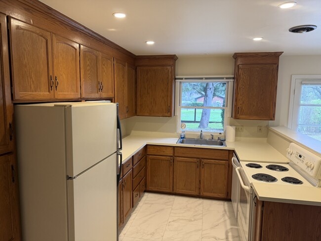 Building Photo - 2150 Vineyard Rd