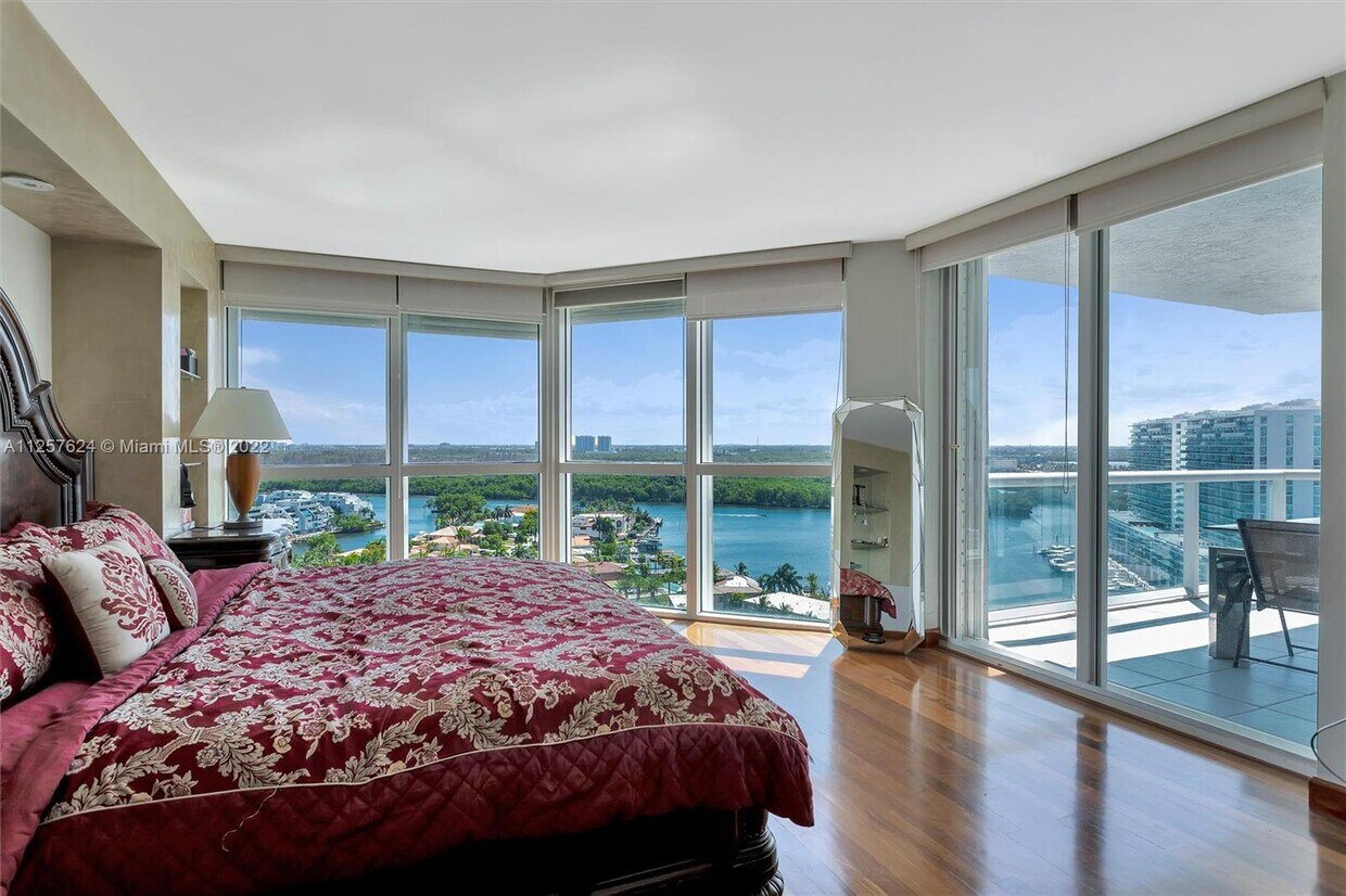 Building Photo - 16500 Collins Ave