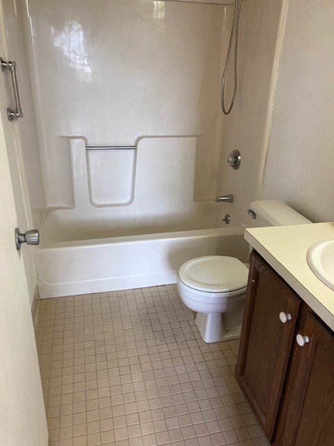 bathroom 2 - 50 Rantoul St