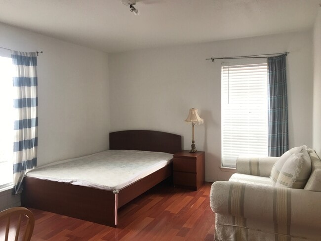 Foto del edificio - 9201 Clarewood Dr