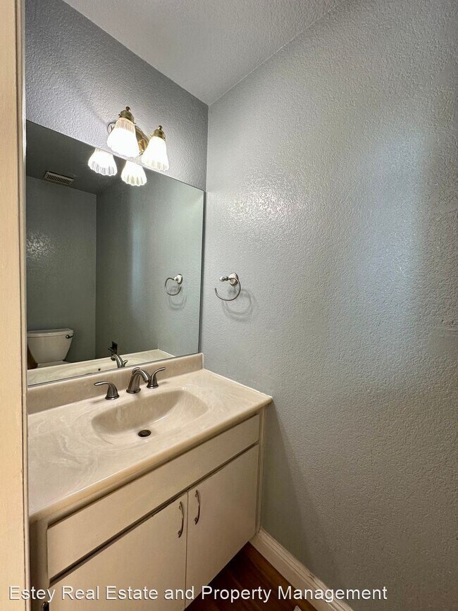 Building Photo - 2 br, 2 bath House - 300 Locust drive #4