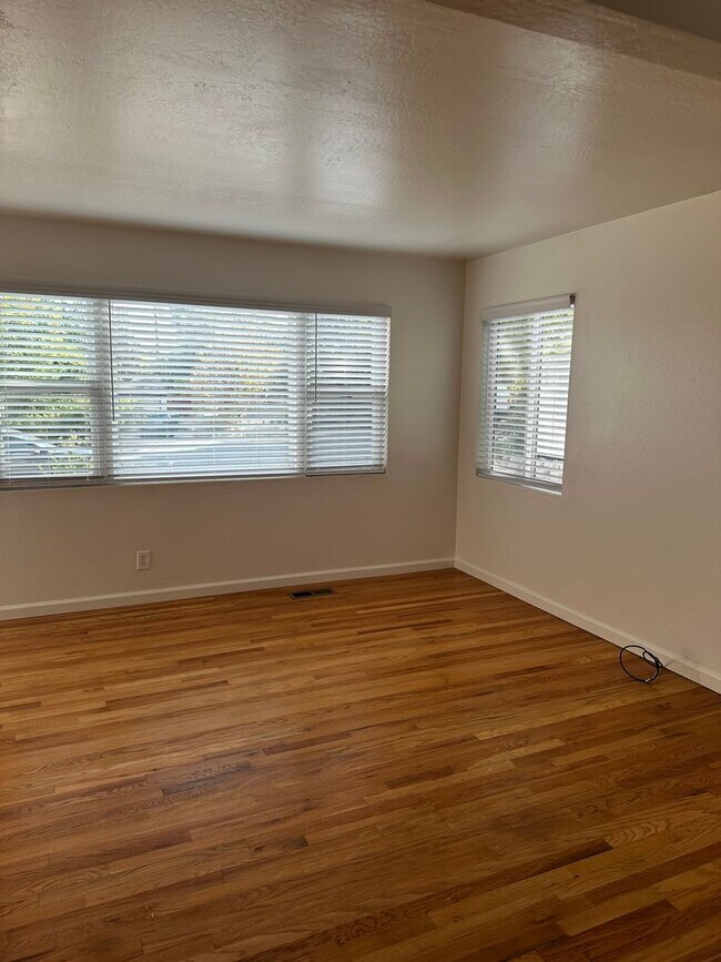 Building Photo - Beautiful 4 Bedroom house w/Hardwood Floor...