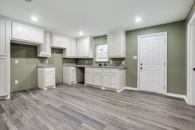 Building Photo - Beautifully Remodeled 3-1 in Sherman! Fridge, Washer and Dryer Included!