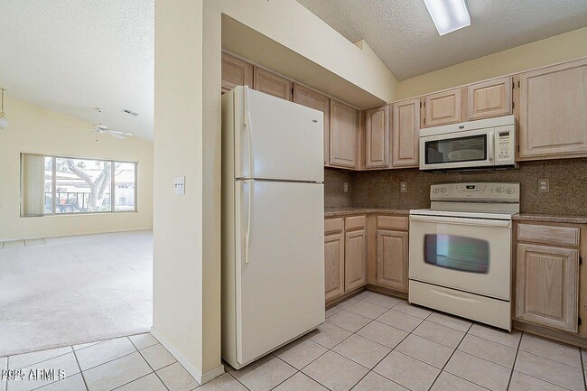 Building Photo - 1120 N Val Vista Dr