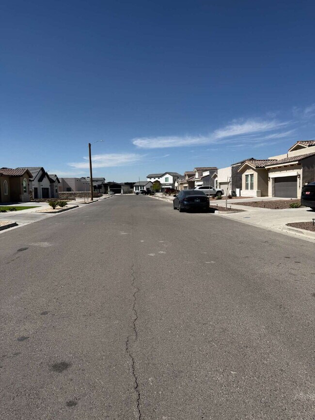 Foto del edificio - 13389 Carterton Ave