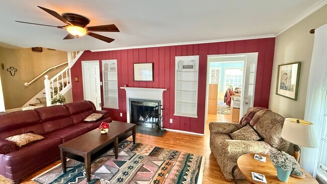 LIVING RM - 6909 W Lloyd St
