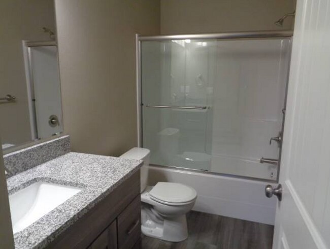 Foto del edificio - 3 Bedroom Duplex Close to Shopping and Schools!