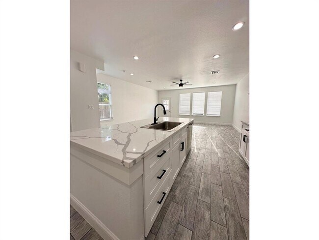 Building Photo - 7710 Darnay Dr