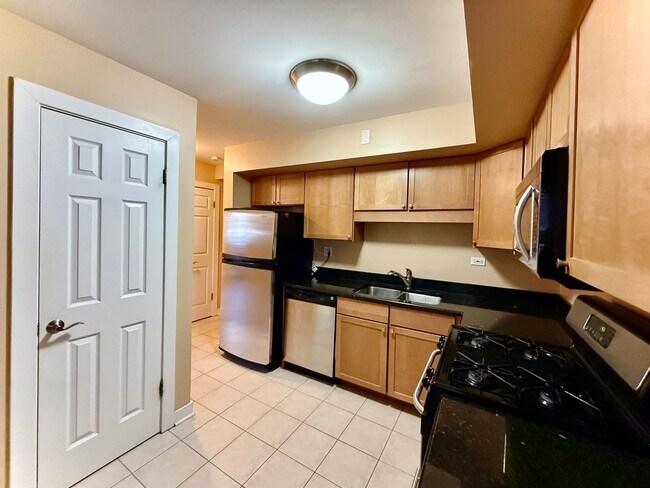 Foto del edificio - Pristine 2 Bedroom, 1 Bathroom Condo Available NOW! Heat, Water, & Parking INCLUDED in Rent!