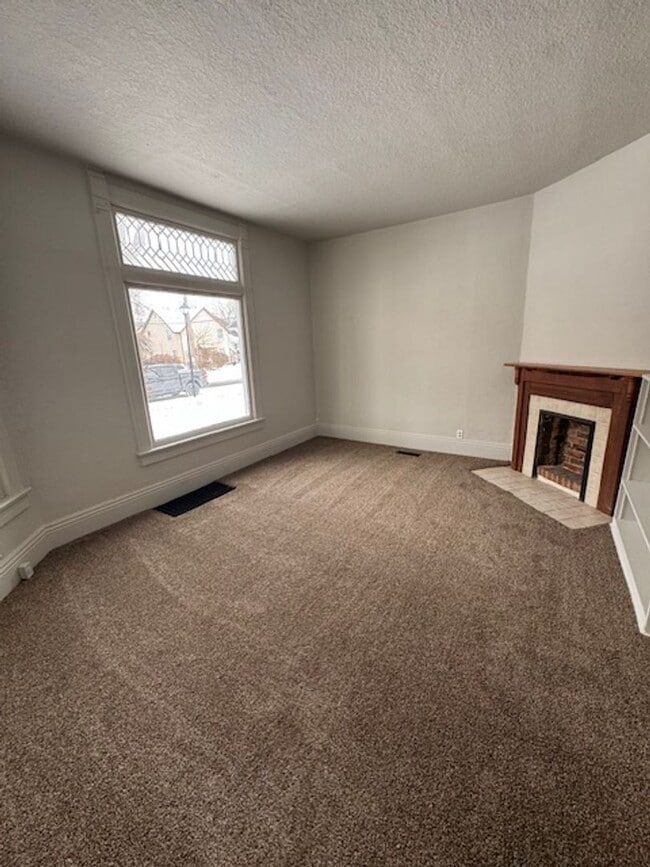 Building Photo - 1216 Lake Ave