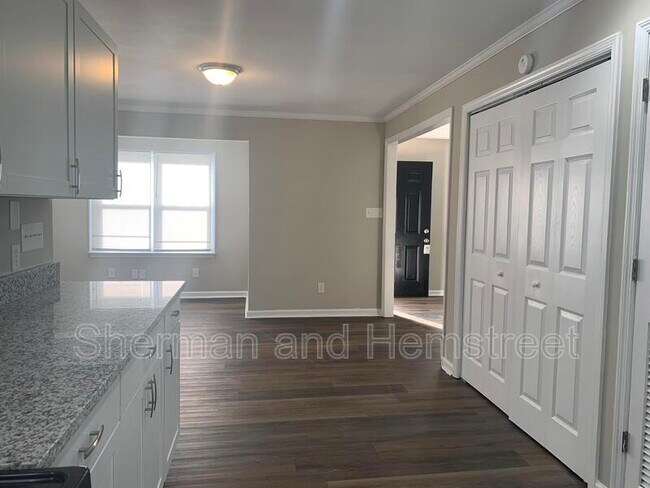 Building Photo - 1209 Eisenhower Dr