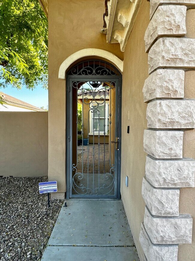 Foto del edificio - HIGHLY DESIRABLE AND SPACIOUS HOME FULLY E...