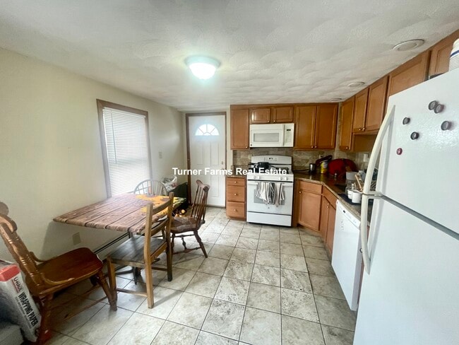 Building Photo - 585A Somerville Ave