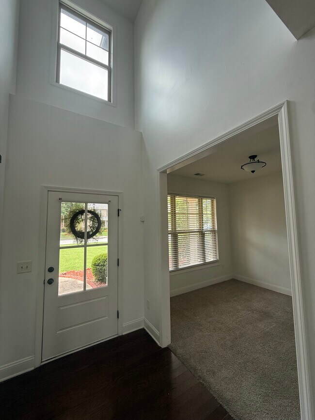 Foto del edificio - 6035 Stonebrook Ln
