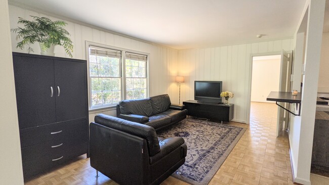 Open door leads to bedroom - 140 Rumson Rd NE