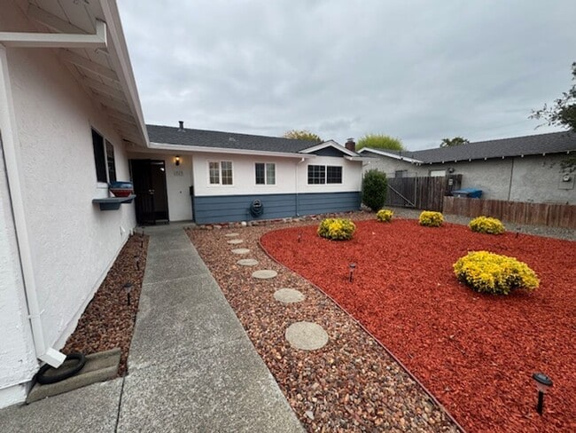 Building Photo - Beautiful 4 Bedroom House Available Now!