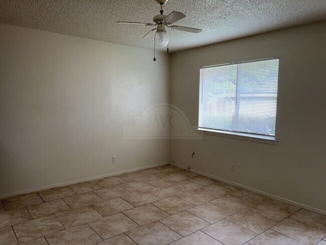 Foto del edificio - 2210 Silverway Dr