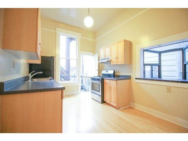 Building Photo - 627 Hayes St