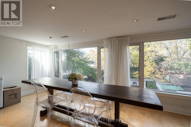 Building Photo - 524 Markham St