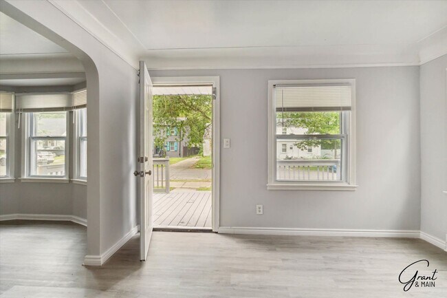 Building Photo - $1,300/month - 3 Bed 1 Bath Single Family ...