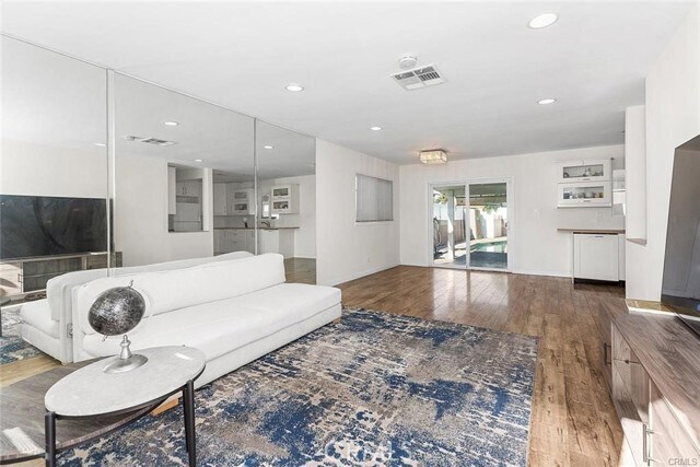 Foto del edificio - 8827 Sylmar Ave
