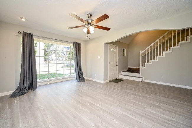 Living Room - 602 Mobile Ct