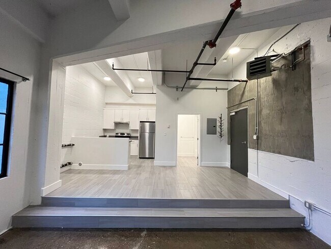 Building Photo - Light filled loft apartment with high ceil...