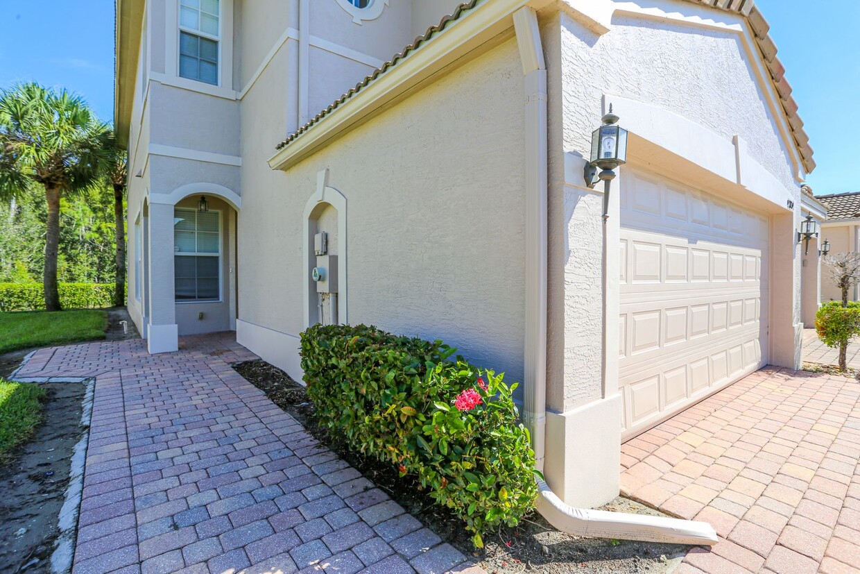 Primary Photo - ***NEWER PHOTOS***CLOSE TO MALLS AND FGCU*...