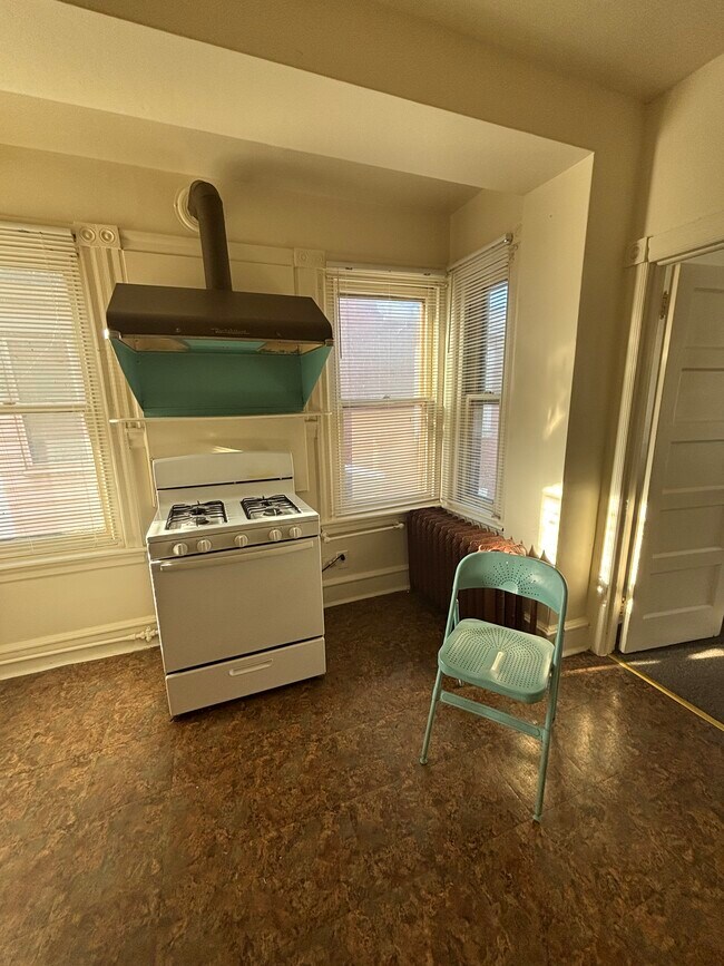 Comer en la cocina - 1305 Foulkrod St