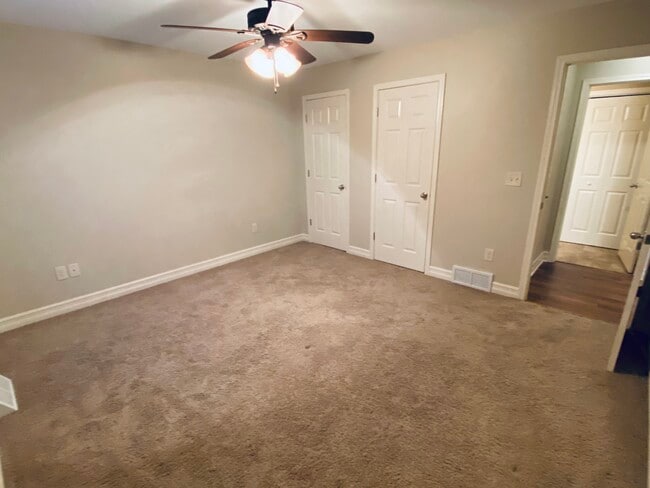 Master bedroom w/ 2 closets - 5233 North St