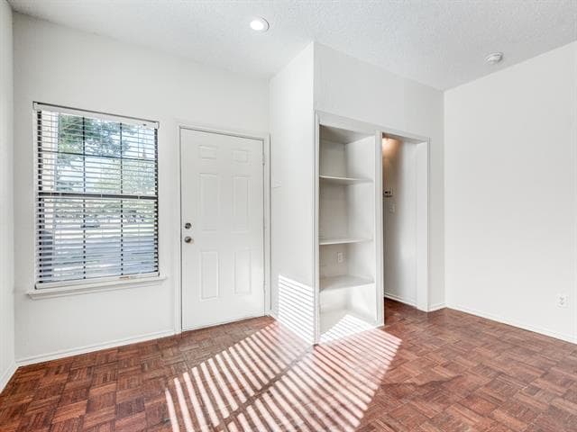 Building Photo - 715 Normandy Dr