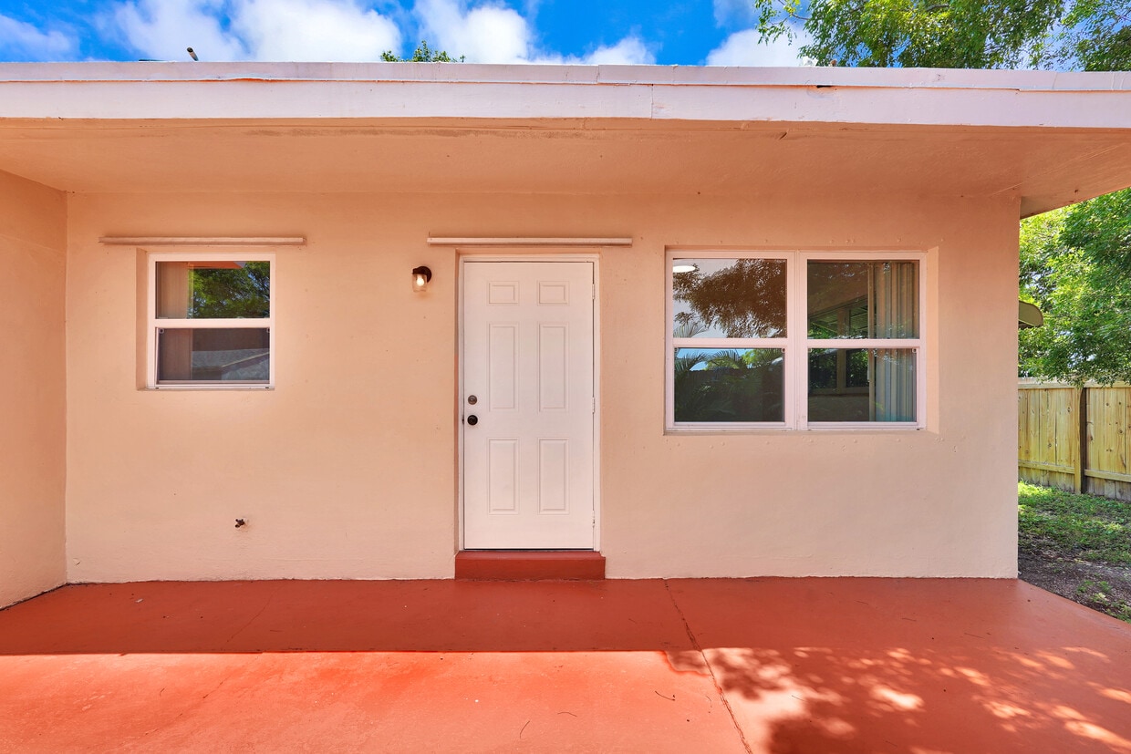 Foto principal - 2435 Plunkett St