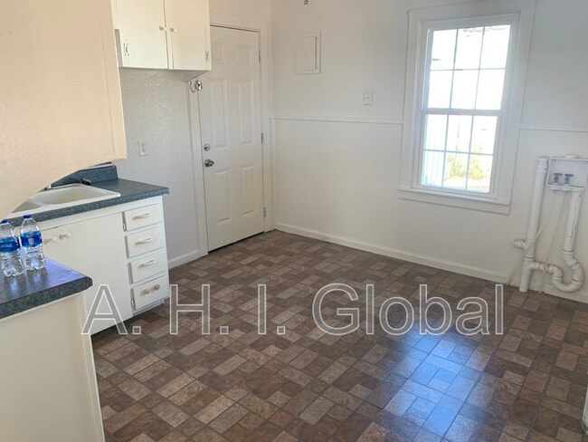 Building Photo - 810 S Philadelphia St