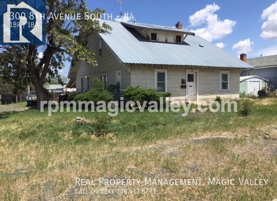 Foto principal - Upstairs Apartment - First Month $325!!
