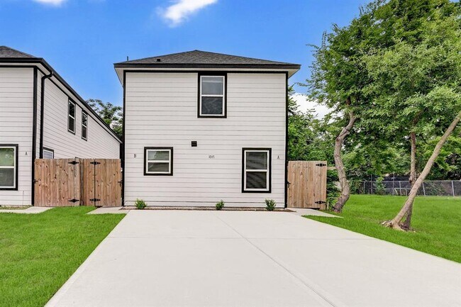Building Photo - 1017 North Ln