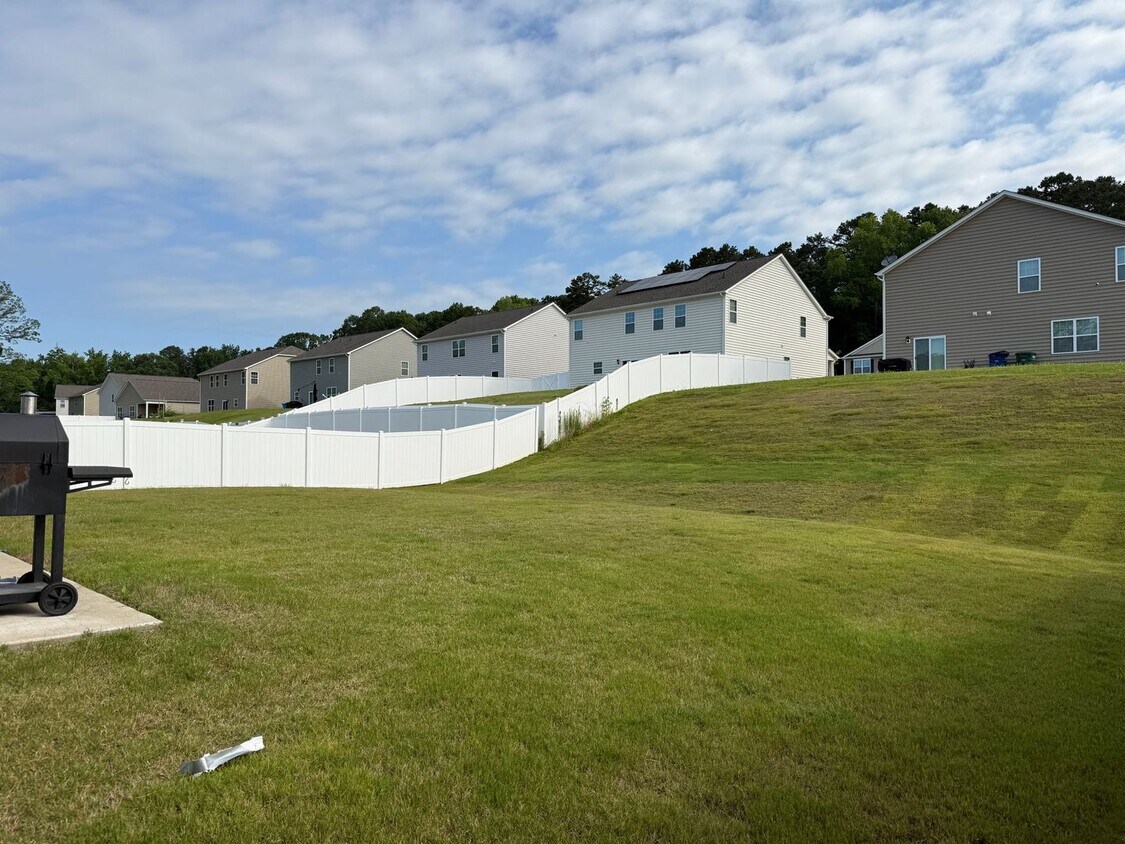 Building Photo - Like New Beautiful Home in Locust!