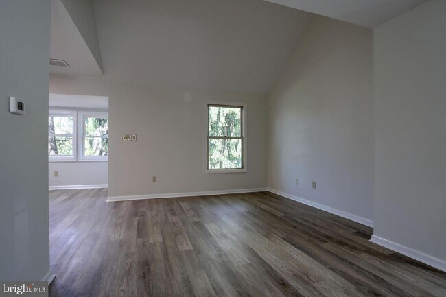 Building Photo - 205 Crescent Dr