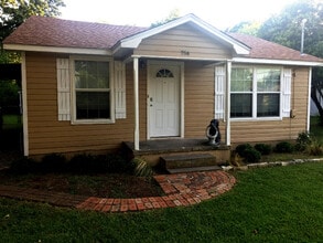 Building Photo - 756 N Barton Ave