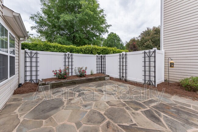 Building Photo - 9314 Meadowmont View Dr